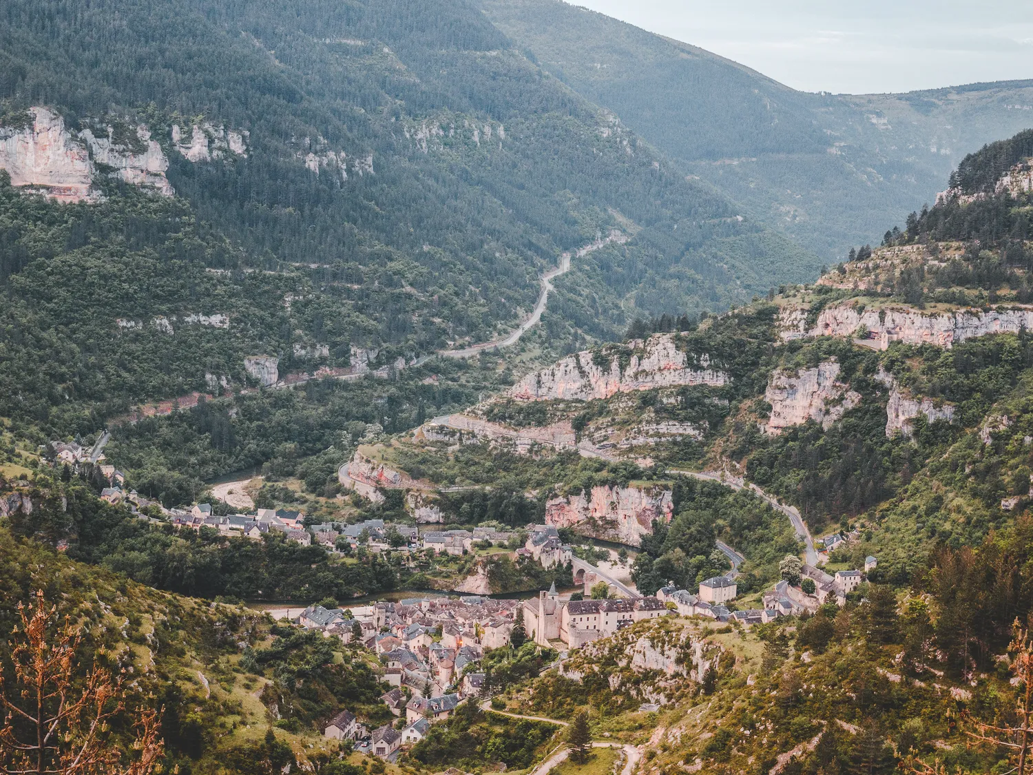 Image qui illustre: Panorama De Sainte Énimie à Gorges du Tarn Causses - 0