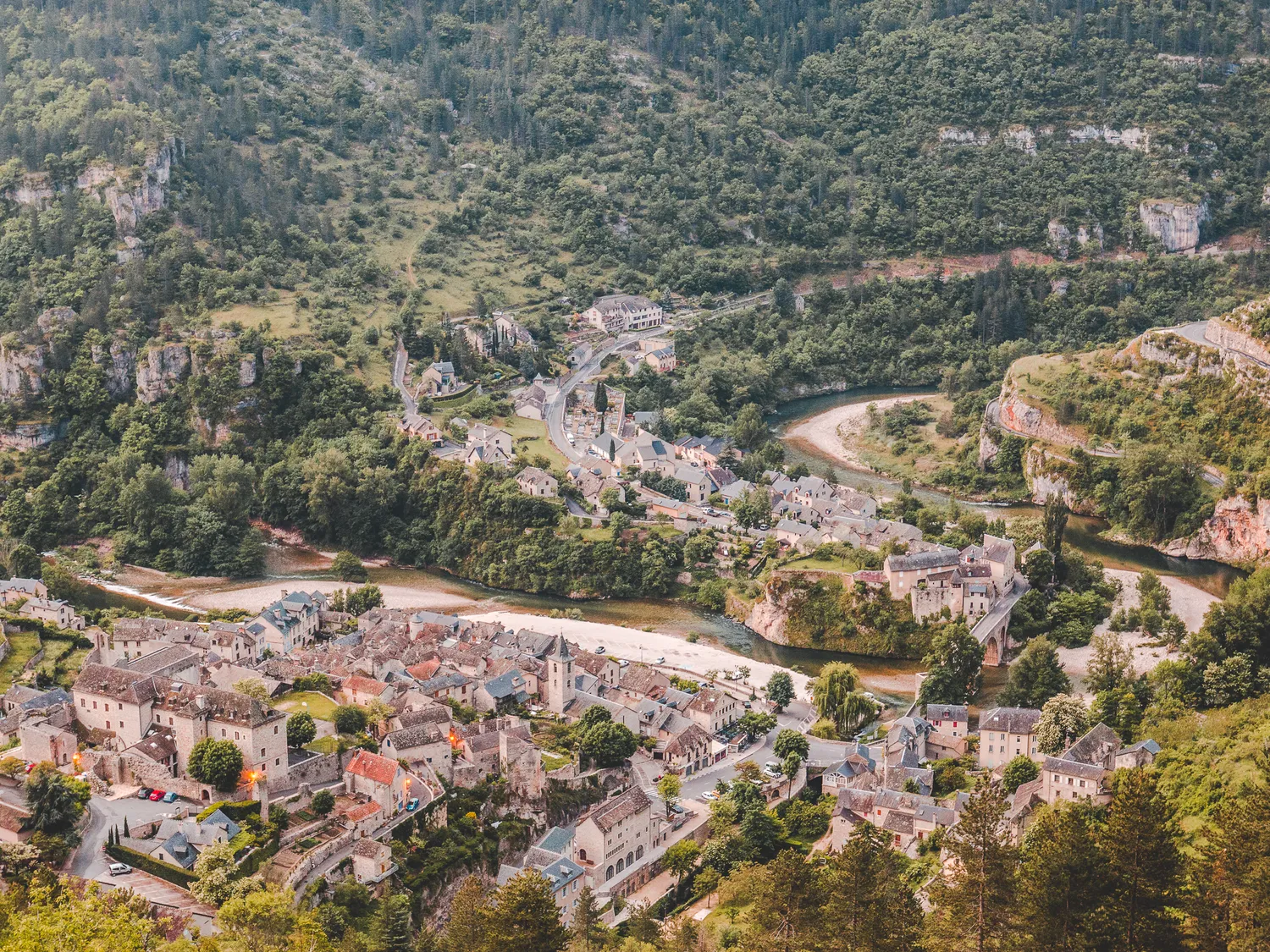 Image qui illustre: Panorama De Sainte Énimie à Gorges du Tarn Causses - 1