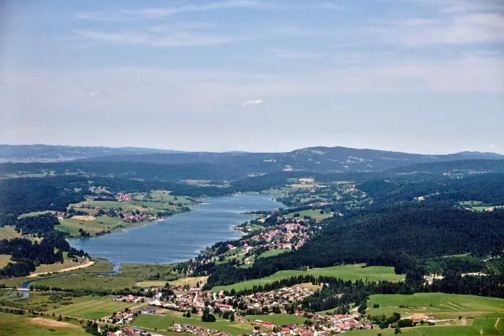 Image qui illustre: Lac de Saint-Point