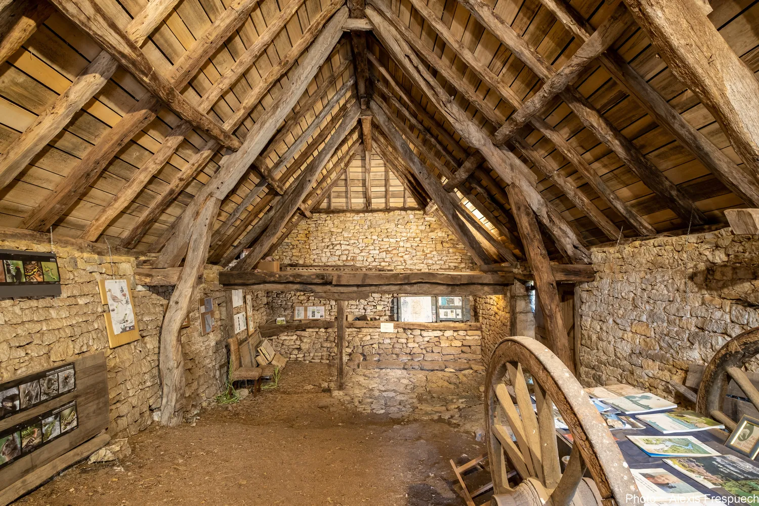 Image qui illustre: Entrez dans l'histoire à travers la visite d'une grange-étable du XVe siècle à Bellefont-La Rauze - 0
