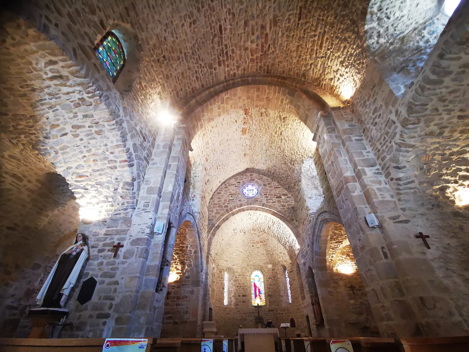 Image qui illustre: Visite de l'église romane et exposition de chapes et chasubles anciens à Saint-Jean-de-Valériscle - 0