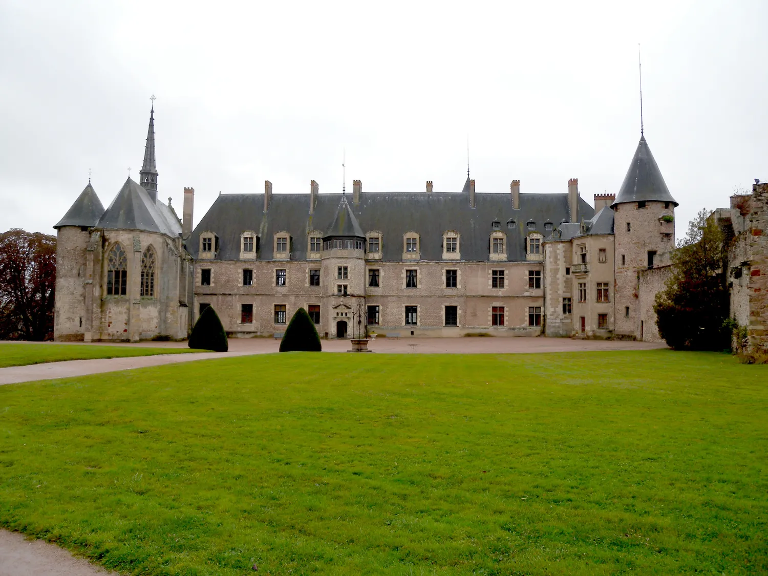Image qui illustre: Château De La Palice à Lapalisse - 0