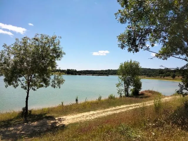 Image qui illustre: Tombeboeuf, Le Lac Du Loubet Entre Bel-air Et Plaisir