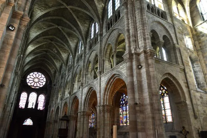 Image qui illustre: Découvrez une église gothique et ses trésors architecturaux