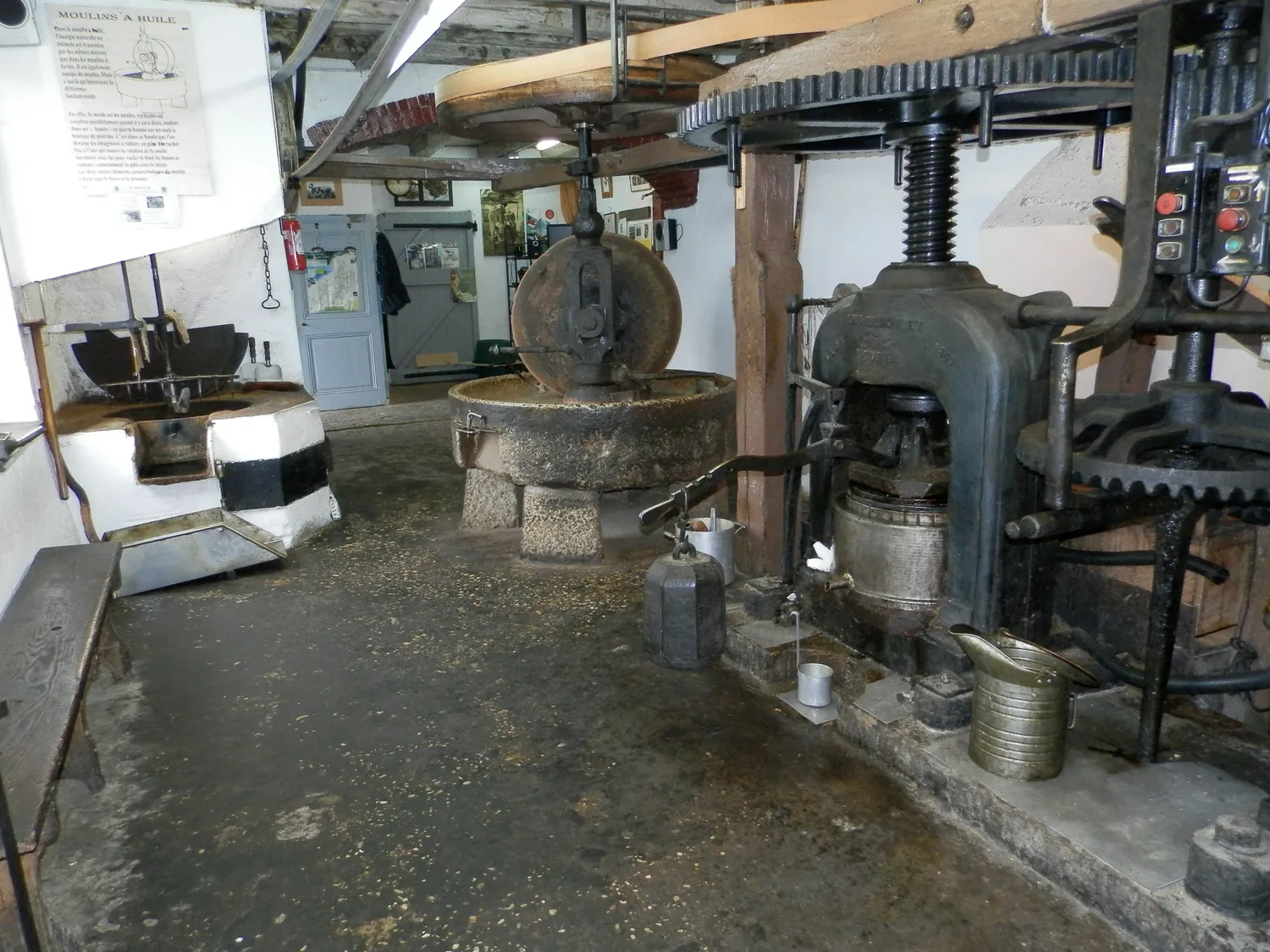 Image qui illustre: Fabrication d'huiles de noix et noisettes
Visite commentée sur la fabrication des différentes huiles : noix et noisettes. Projection de films . à Neuville-sur-Ain - 0