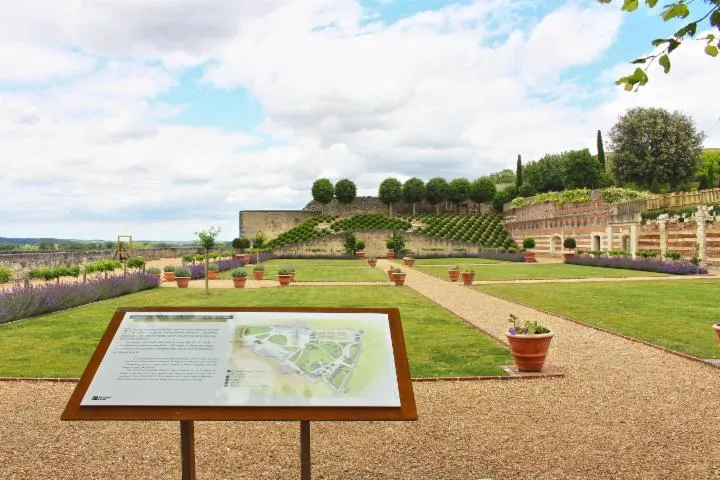 Image qui illustre: L’histoire des jardins du château royal d’Amboise en visite guidée