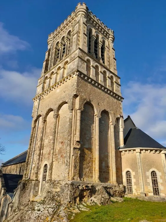 Image qui illustre: L’Église Saint-Gervais et Saint-Protais  à L'Isle-Jourdain - 1
