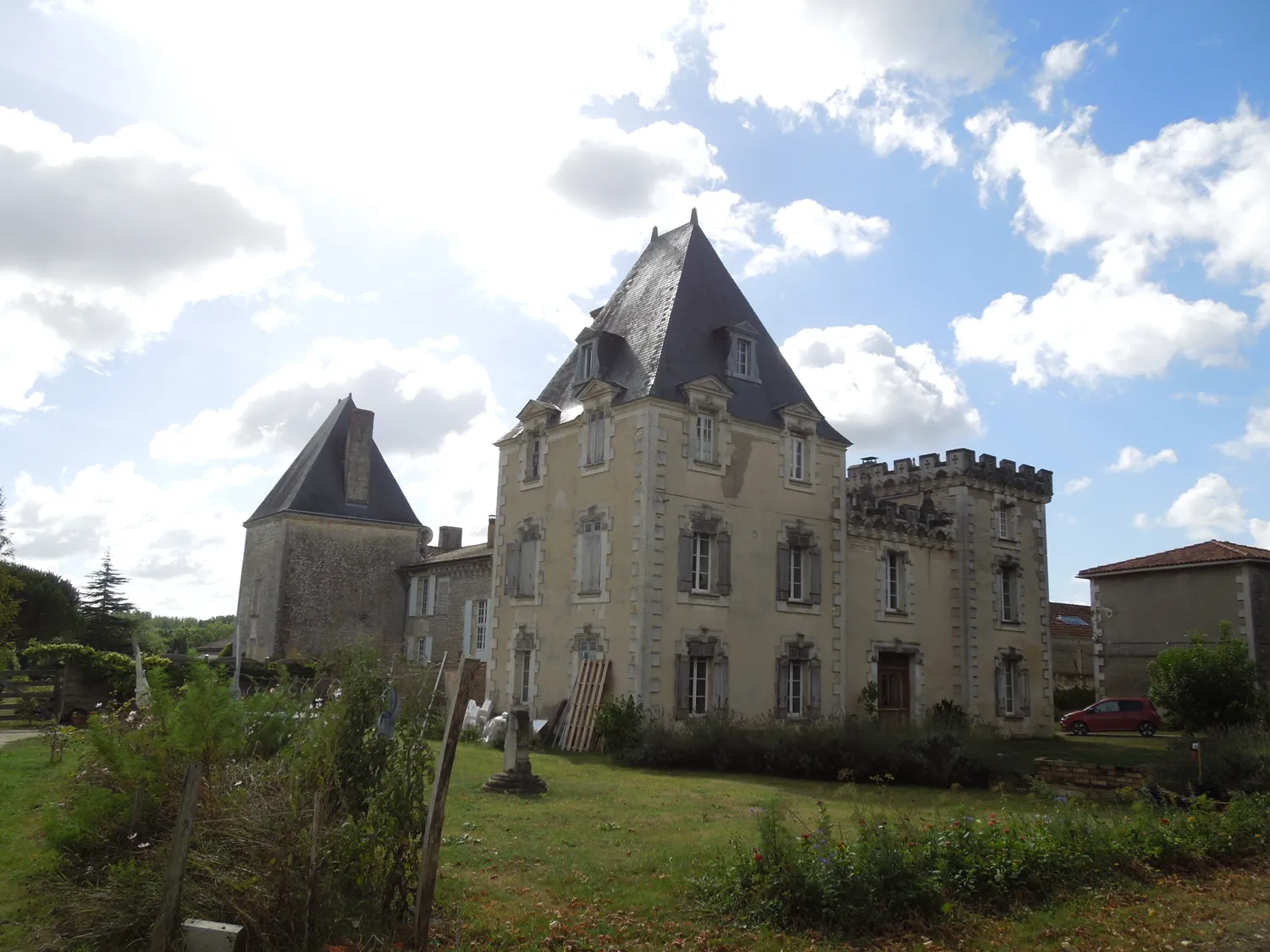 Image qui illustre: Château de Favières à Mosnac - 0