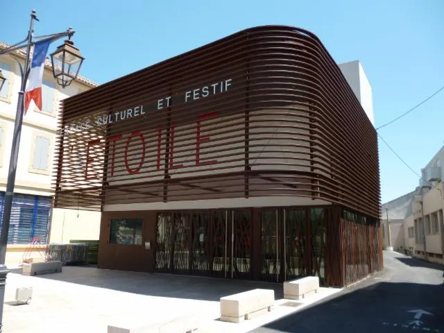 Image qui illustre: Théâtre Pécout - Espace Culturel Et Festif De L'etoile
