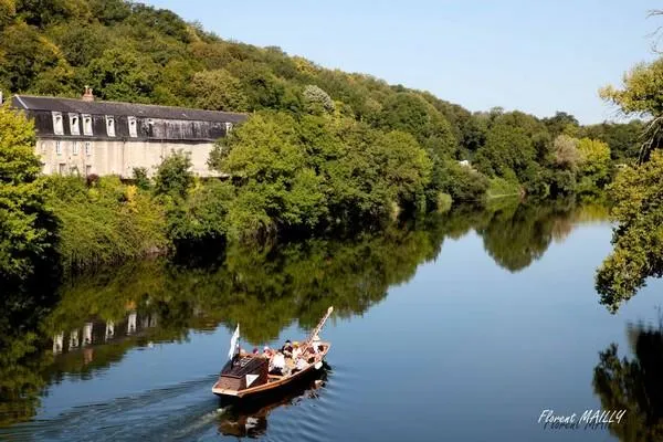 Image qui illustre: Les Mariniers du Jean Bricau, croisière en fûtreau traditionnel sur le Cher