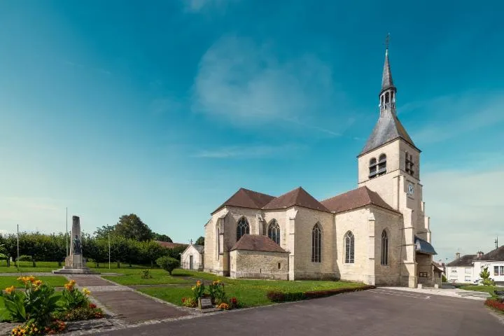 Image qui illustre: Eglise Saint-pierre De Vendeuvre-sur-barse