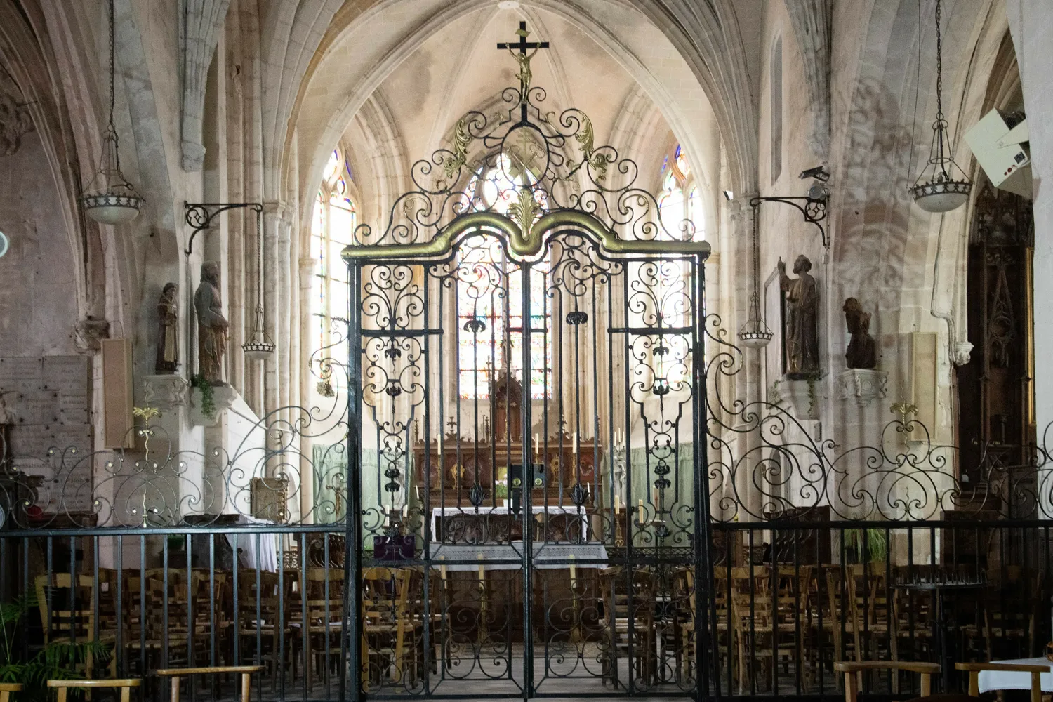Image qui illustre: richesse et objets sacrés de l'église St Pierre à Ault - 0