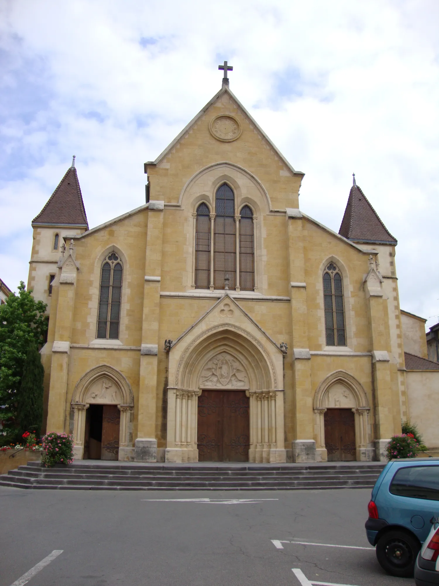 Image qui illustre: Eglise Saint-philibert à Charlieu - 1