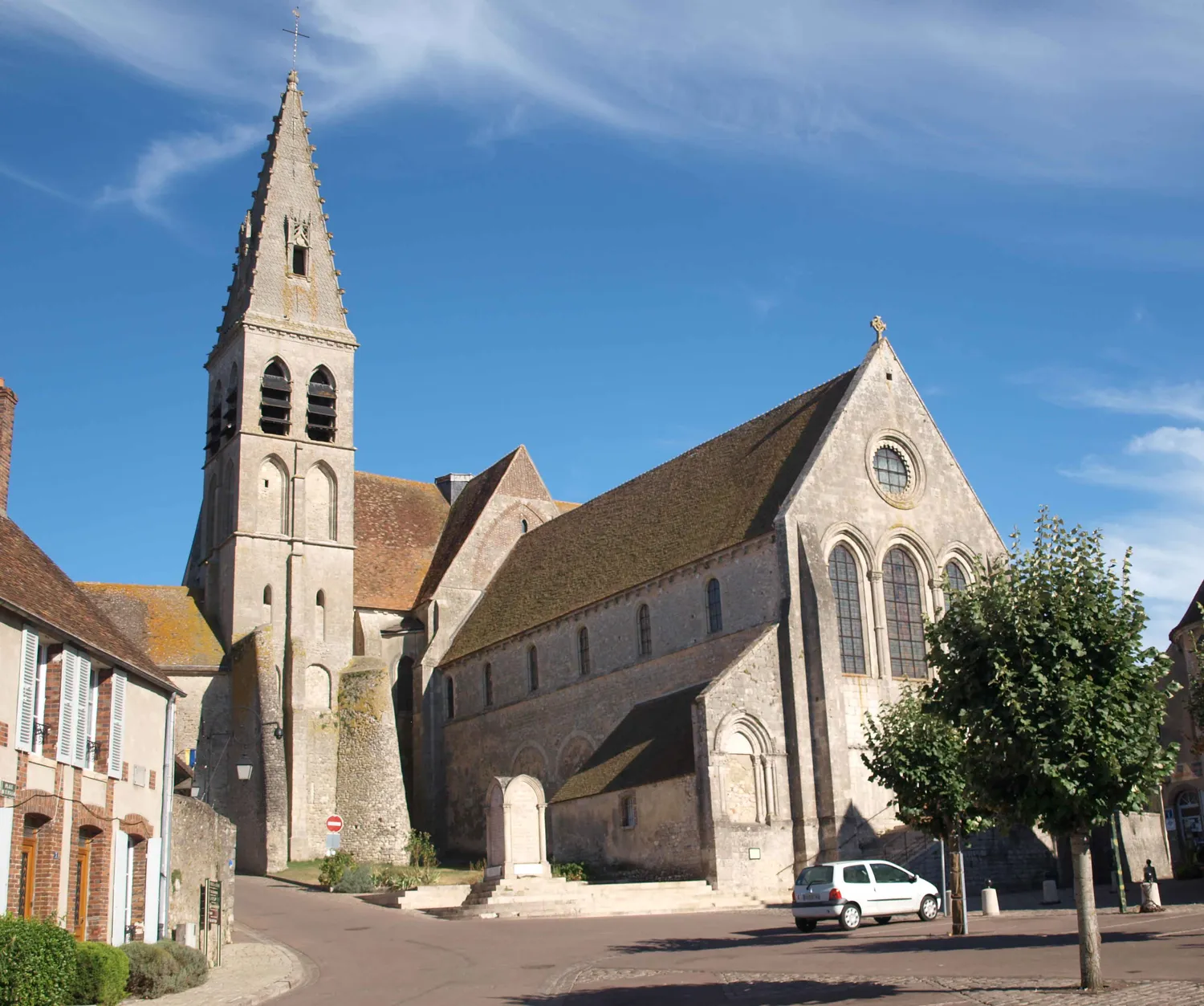 Image qui illustre: Abbatiale Saint-pierre-et-saint-paul à Ferrières-en-Gâtinais - 0