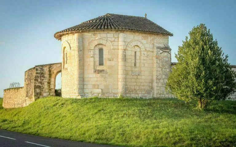 Image qui illustre: Visite d'une chapelle du XIIe siècle, vestige d'un prieuré fontevriste ! à Mouterre-Silly - 0