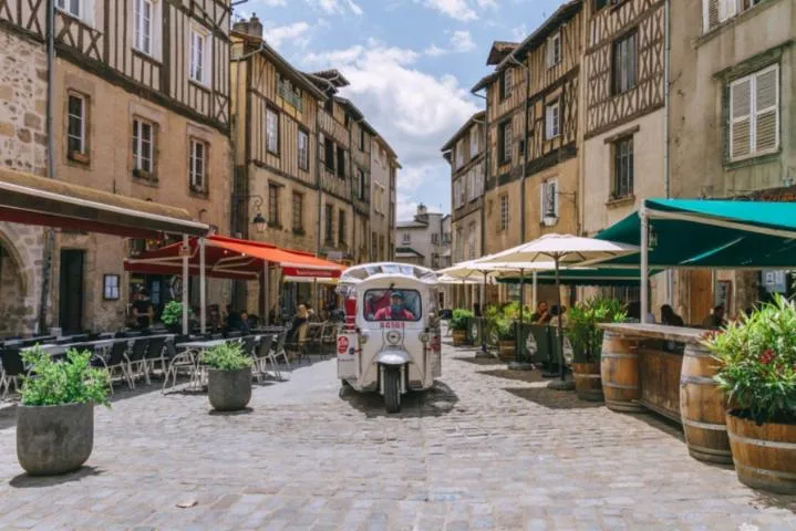Image qui illustre: Le Tuktuk Et La Bénédictine De Limoges