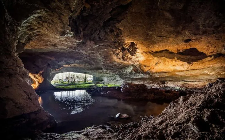 Image qui illustre: Grottes Préhistoriques De Sare