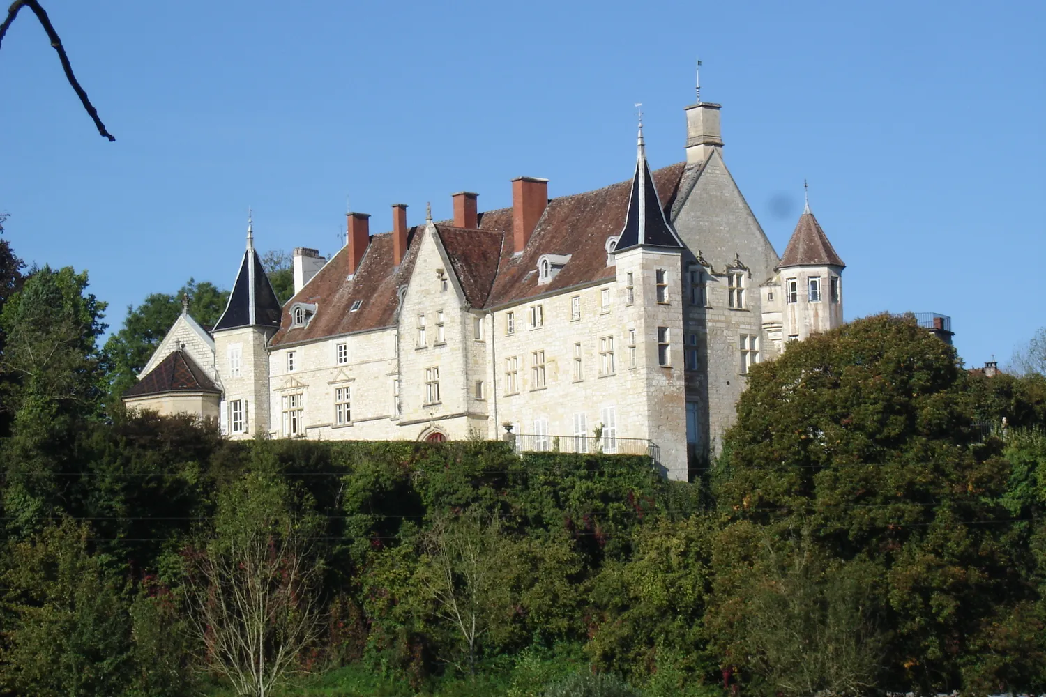 Image qui illustre: Visite guidée du château de Montrambert à Dammartin-Marpain - 0