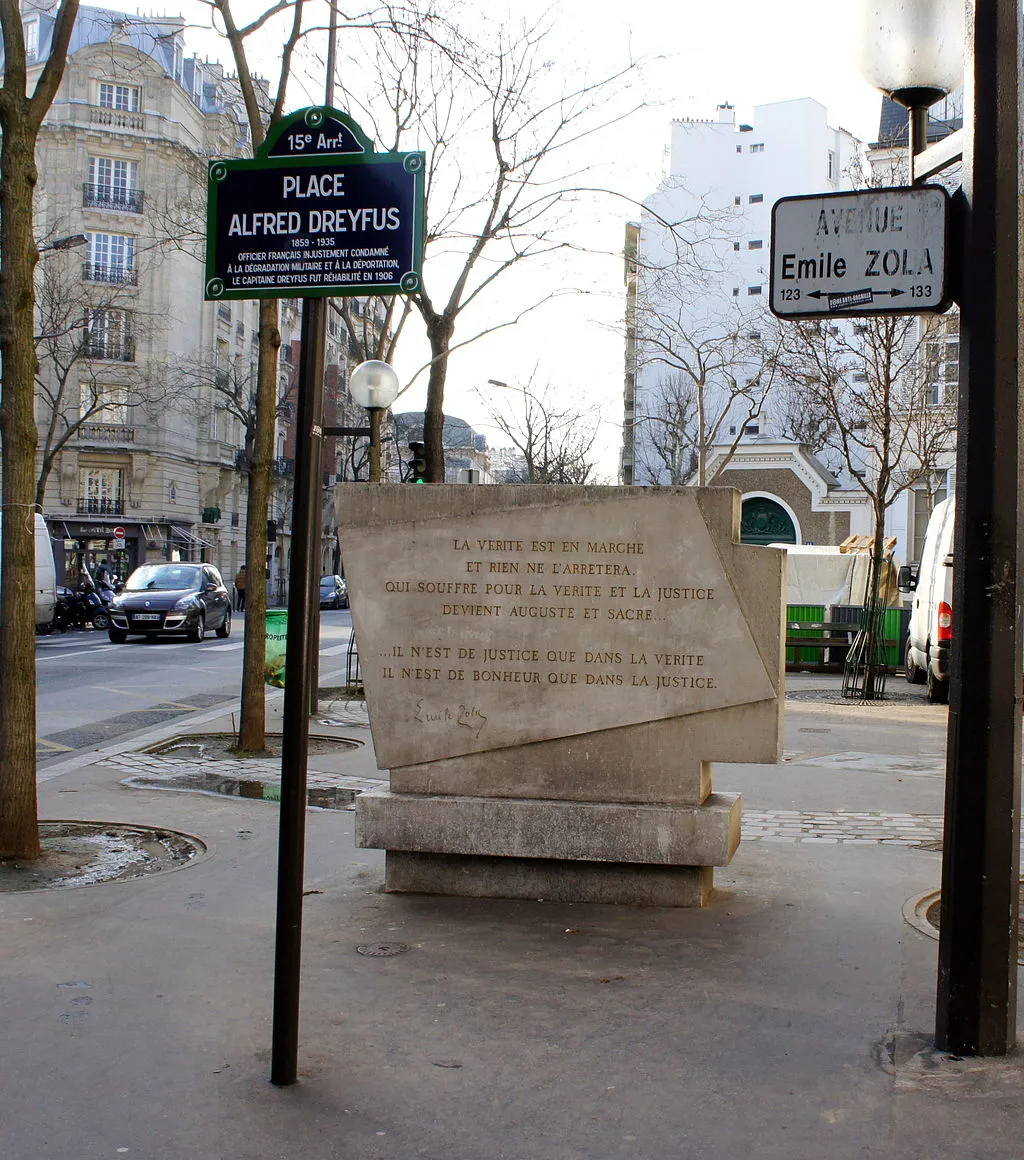 Image qui illustre: Place Alfred Dreyfus à Paris - 0