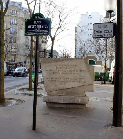 Image qui illustre: Place Alfred Dreyfus
