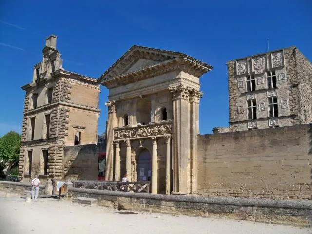 Image qui illustre: Château De La Tour D'aigues