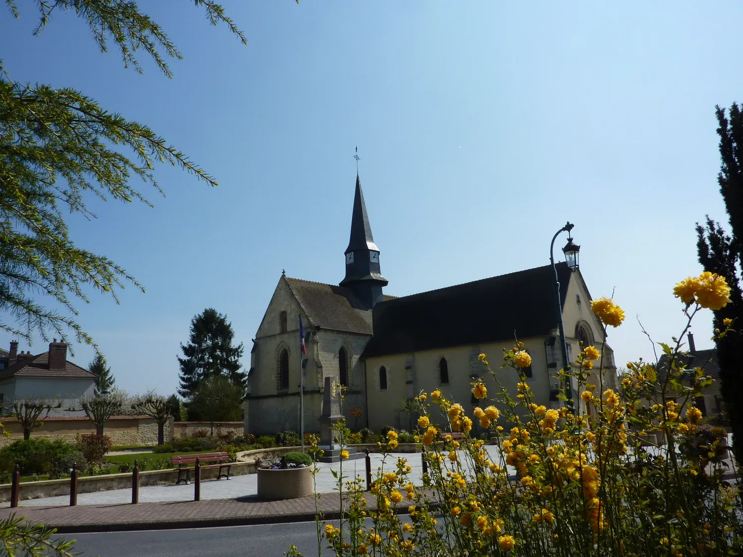 Image qui illustre: Eglise Notre-dame De La Nativité à Villeneuve-les-Sablons - 0