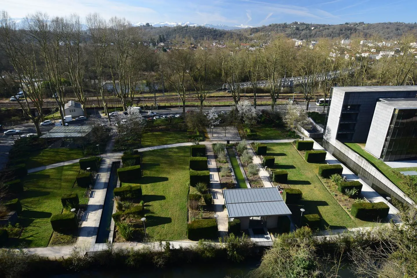 Image qui illustre: Les Jardins Contemporains De L'hôtel Du Département à Pau - 0
