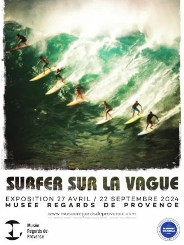 Image qui illustre: Surfer Sur La Vague
