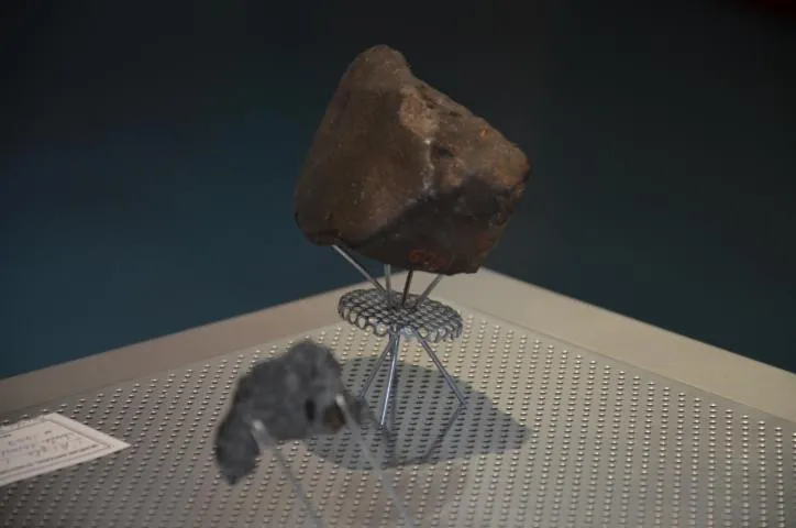 Image qui illustre: Exposition : la météorite de L'Aigle
