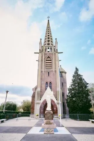 Image qui illustre: Eglise Saint-pierre
