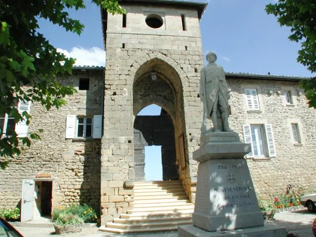 Image qui illustre: Château De Montseveroux