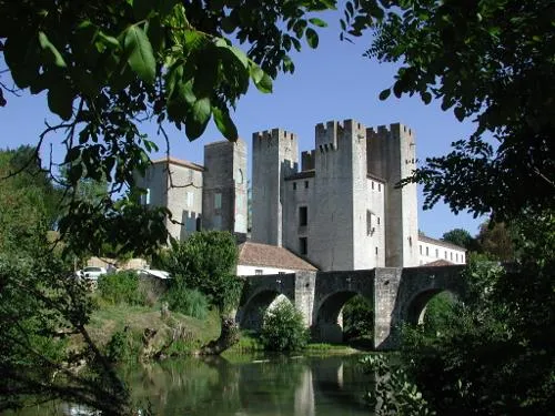 Image qui illustre: La Randonnée des bastides et châteaux en Albret