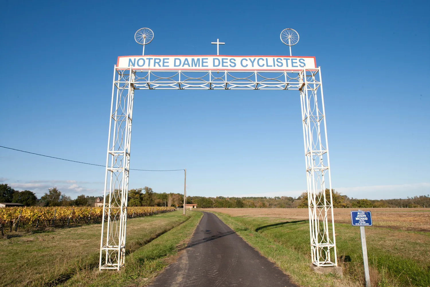 Image qui illustre: Chapelle Notre Dame des Cyclistes à Labastide-d'Armagnac - 1