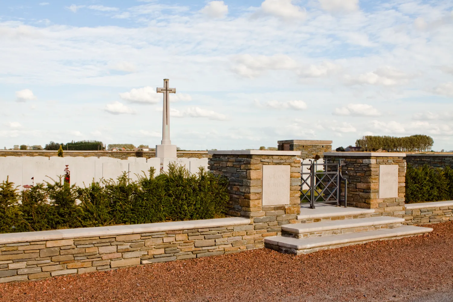 Image qui illustre: Croix-rouge Military Cemetery à Quaëdypre - 0