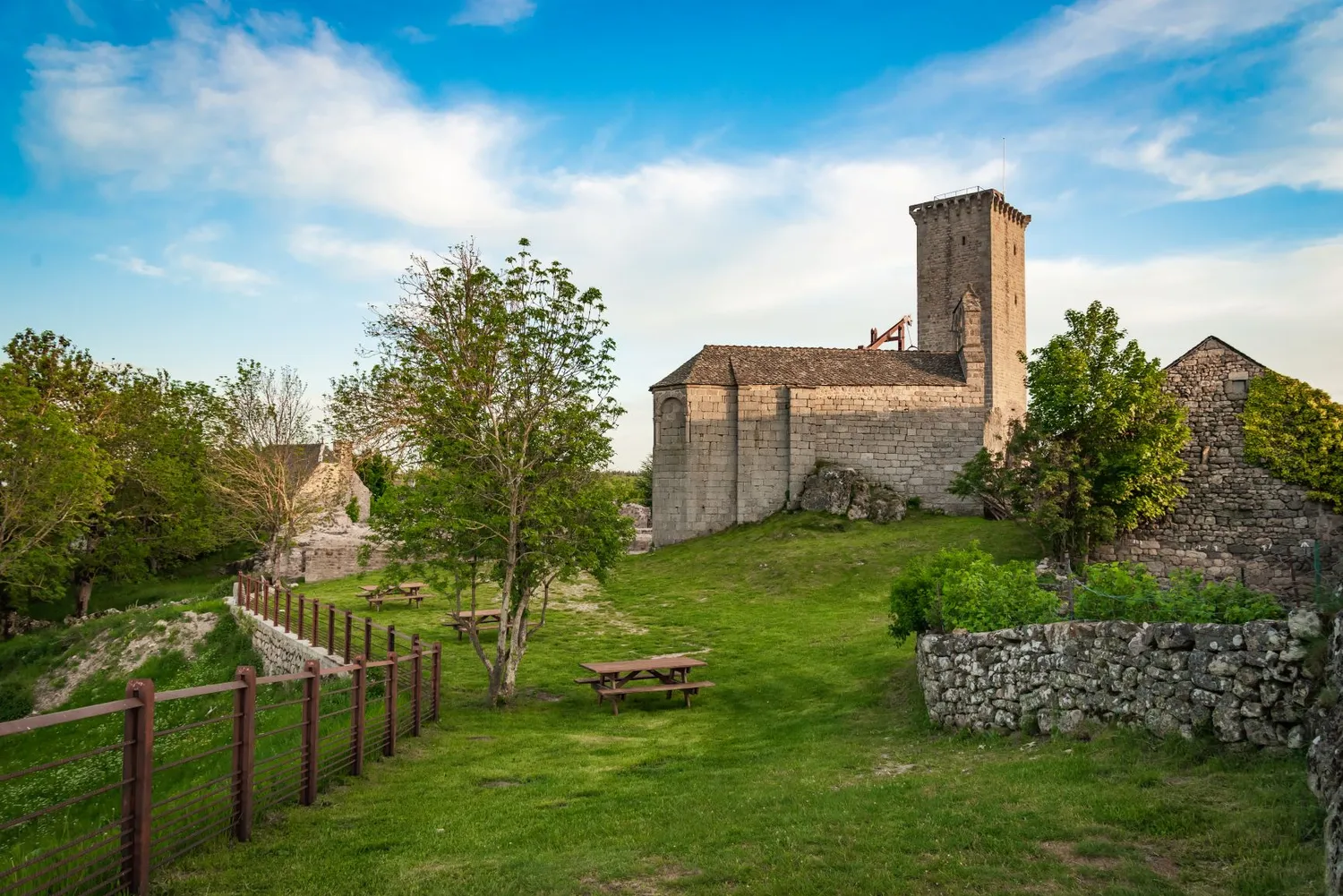 Image qui illustre: Le Panorama Du Site Médiéval D'apcher à Prunières - 0
