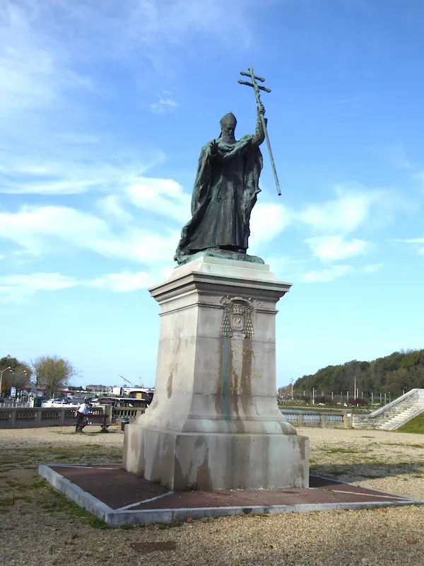 Image qui illustre: Statue du Cardinal Lavigerie à Bayonne - 0