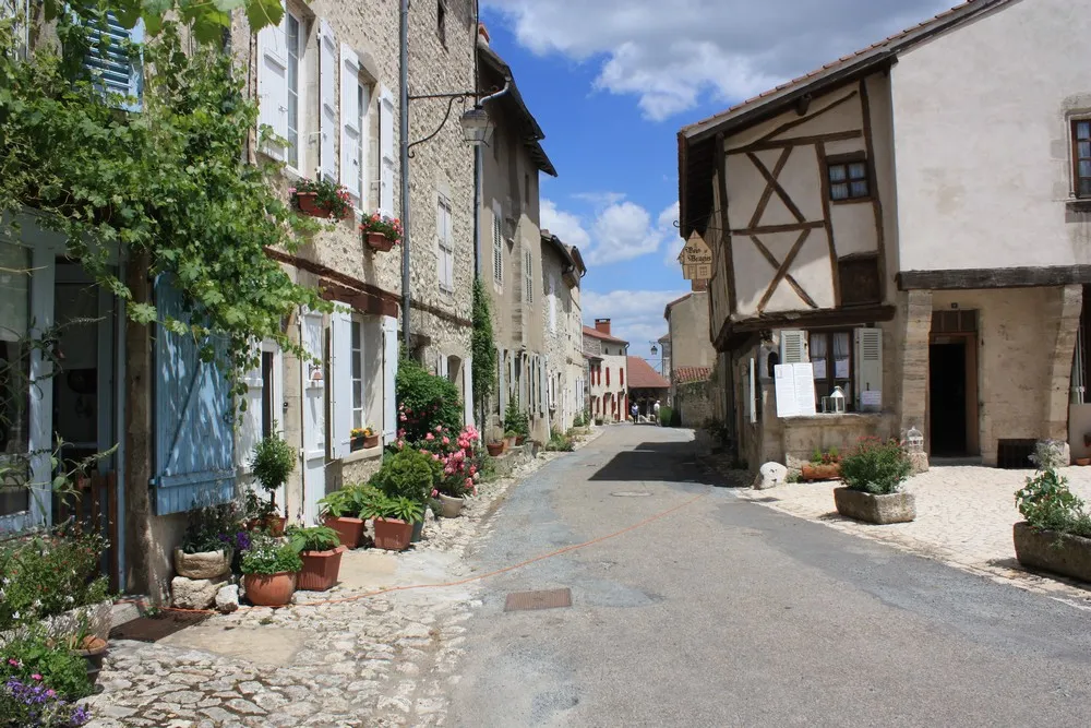 Image qui illustre: Village de Charroux à Charroux - 0