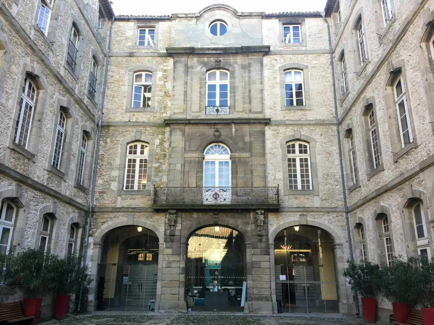 Image qui illustre: Visite guidée de l'hôtel de Ville à Carcassonne - 0