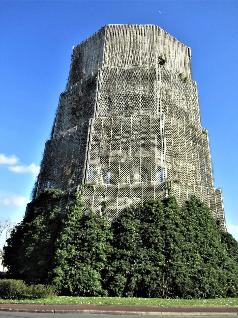 Image qui illustre: Château d'eau des Quatre Pavés à Noisiel - 0