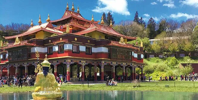 Image qui illustre: Venez découvrir le temple bouddhiste de Lerab Ling