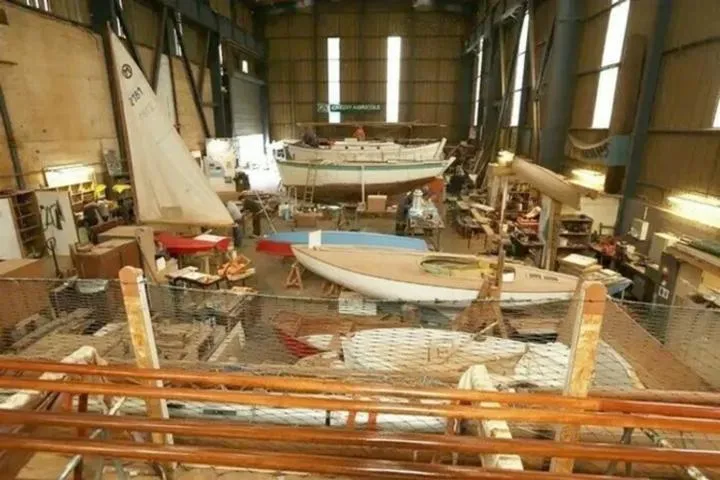 Image qui illustre: Visite de l'atelier de la Cale 2 l'ile: atelier de restauration de bateaux du patrimoine et de la construction du Saint Michel II
