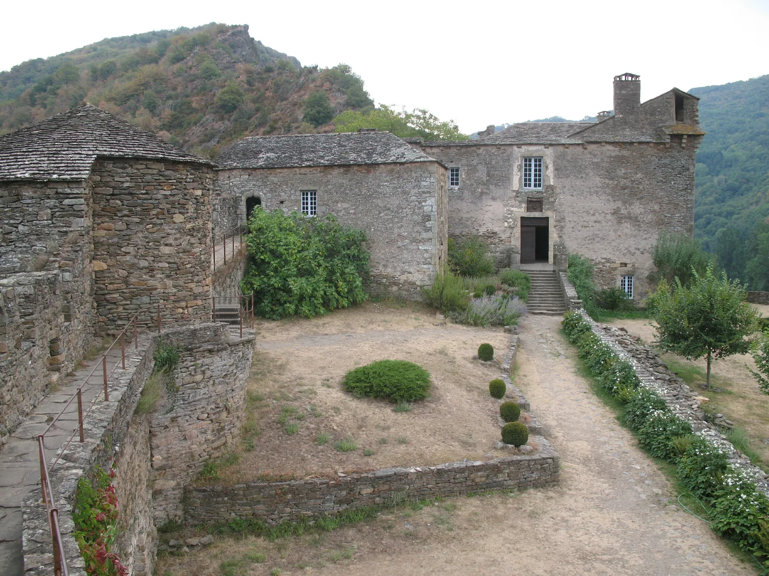 Image qui illustre: Château De Brousse-le-château à Brousse-le-Château - 1