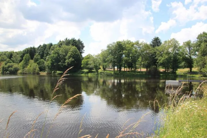 Image qui illustre: De Piégut-pluviers À L'etang Grolhier