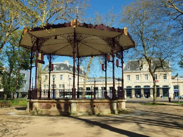 Image qui illustre: Square De La Gare