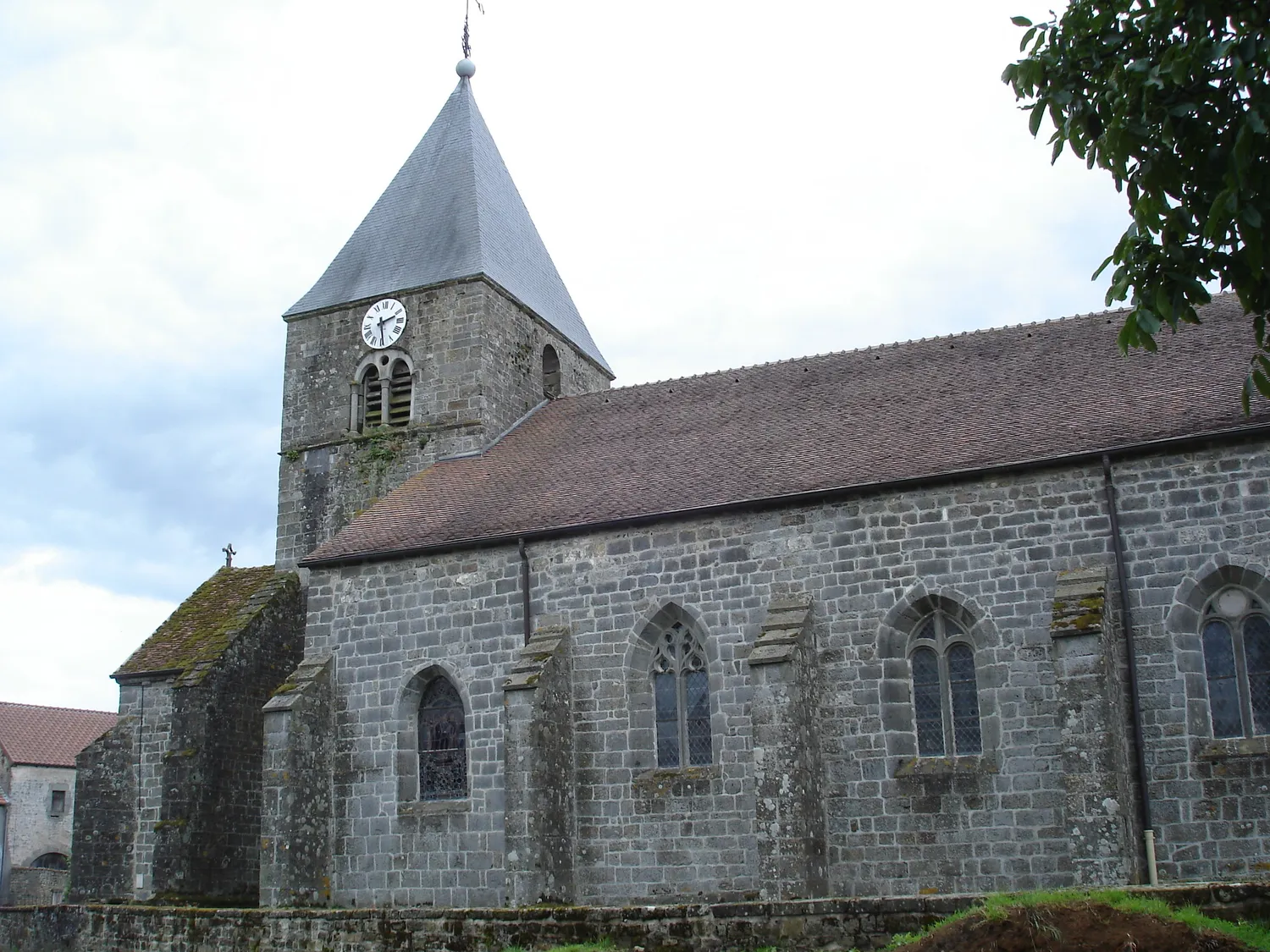 Image qui illustre: Eglise Saint-symphorien De Pouilly-en-bassigny à Le Châtelet-sur-Meuse - 0