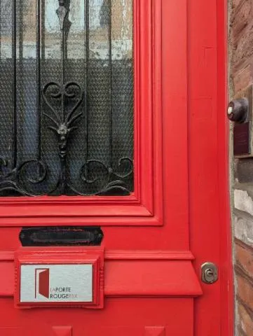 Image qui illustre: Poussez la porte d'une belle demeure : La porte rouge