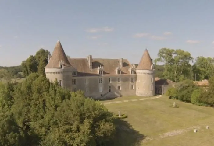 Image qui illustre: Visite guidée du château de Beauvais accompagnée des propriétaires