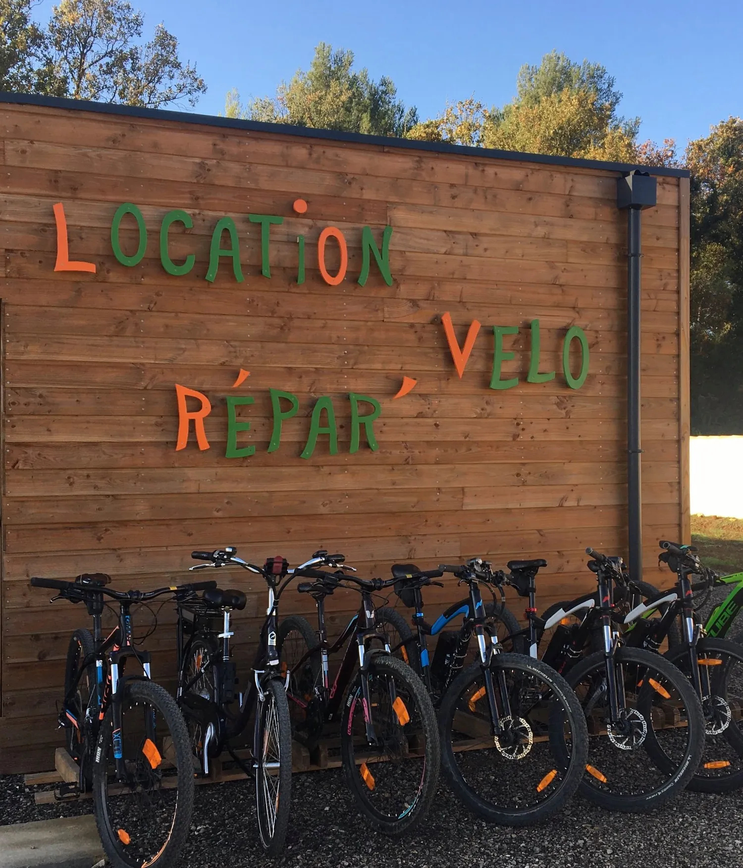 Image qui illustre: Elan Tourisme - Location De Vtt Et Vélos À Assistance Electrique à Jouques - 0