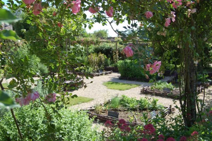 Image qui illustre: La Tour Carrée et son jardin d'inspiration médiévale