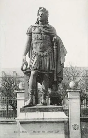 Image qui illustre: Statue de Louis XIV